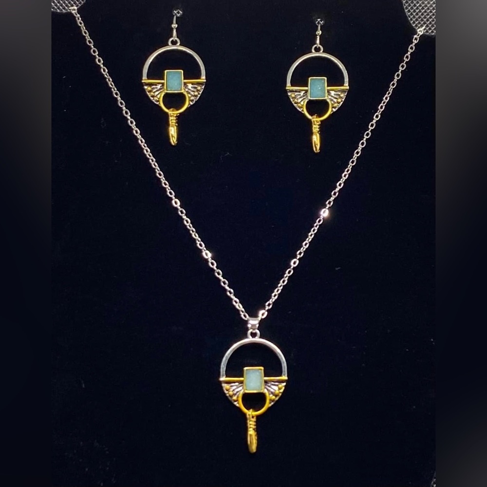 Beautiful chain and earrings sets at a great price